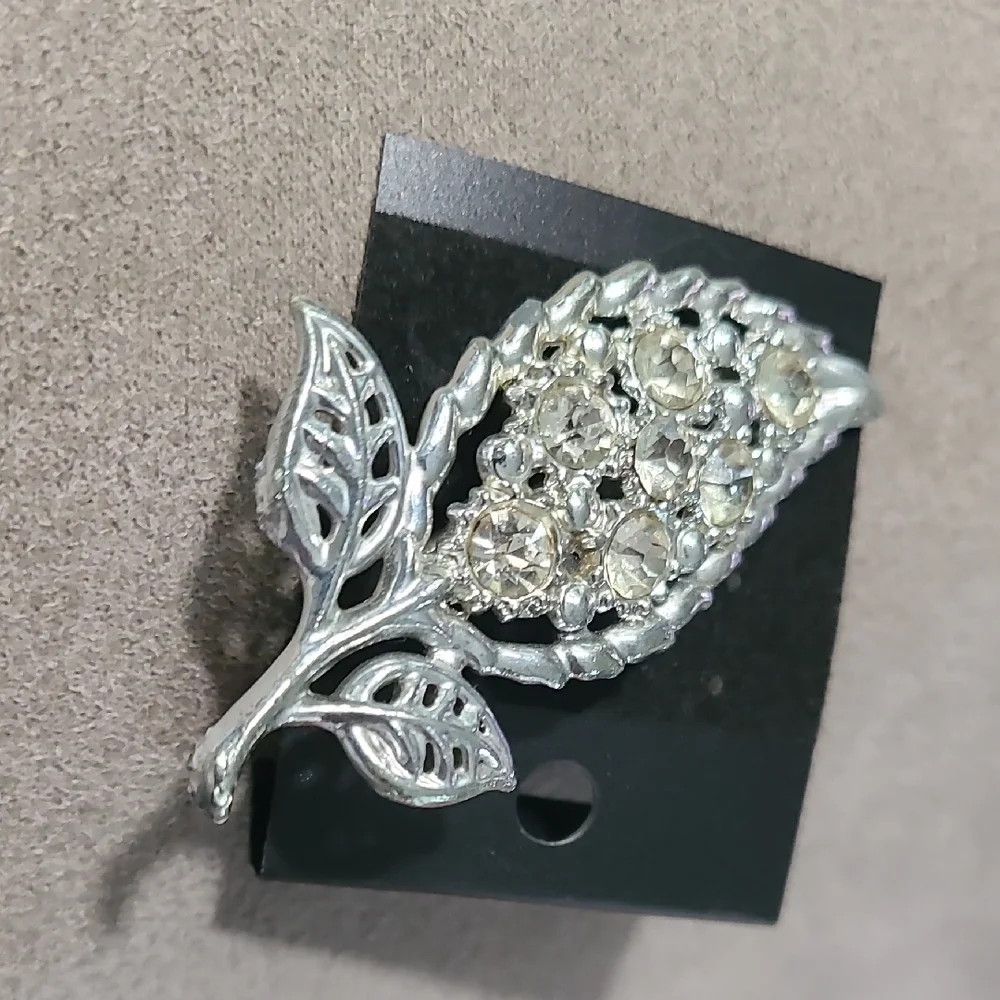 Sparkling Silver Floral‎ Brooch